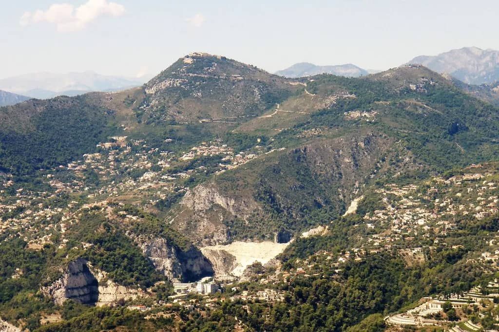 Nica, Mont Chauve